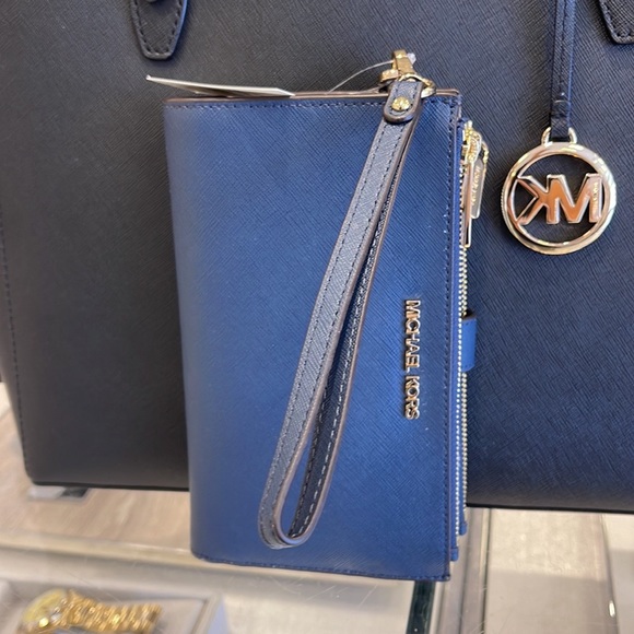 MICHAEL KORS LARGE DOUBLE ZIP WRISTLET WALLET PHONE CASE Navy 
NWT - Picture 13 of 16